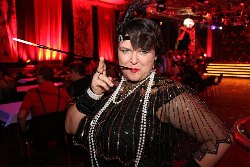 Stilecht mit Perlenkette, Fransenkleid und Zigarettenhalter verführte Isabel Ettelt im Moulin Rouge in Hainichen.