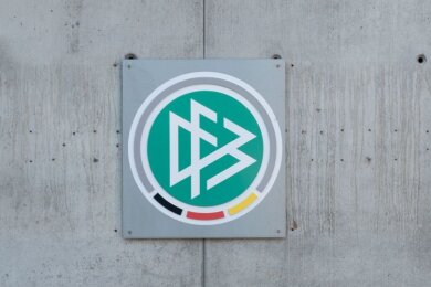 Das Logo des DFB an der Zentrale des Deutschen Fussball-Bundes in Frankfurt am Main.