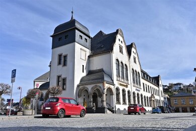 Blick auf die Filiale von Postbank und Deutscher Post am Postplatz in Aue.