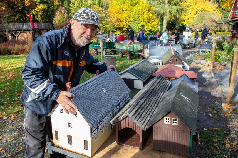 Der Vorsitzende Horst Drichelt bei der traditionellen Häuserabfahrt zum Saisonabschluss des Klein-Erzgebirges in Oederan.