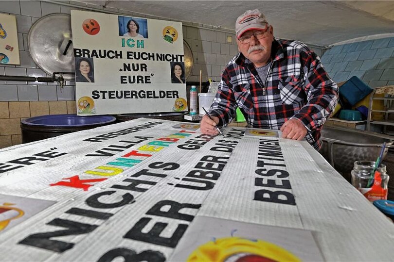 Offiziell ist die fünfte Jahreszeit am Aschermittwoch vorbei. Doch in Langenchursdorf bringt Jürgen Honomichl noch den letzten Feinschliff auf die Plakate. Der Grund: Am Samstag steigt der Straßenfasching.