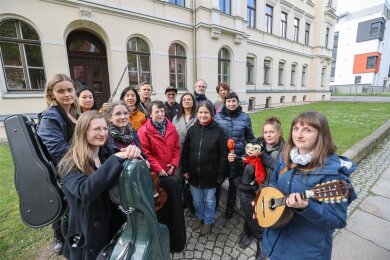 Einige der Lehrer und Lehrerinnen mit Honorarvertrag vor der städtischen Musikschule Chemnitz. Cello-Lehrerin Annegret Müller (vorn links) tritt als Vertreterin der Lehrkräfte auf. Sie haben eine Unterschriftensammlung gestartet.