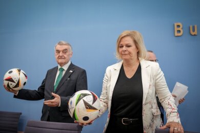 NRW-Innenminister Herbert Reul (CDU) und Bundesinnenministerin Nancy Faeser (SPD) bei der Pressekonferenz in Berlin.