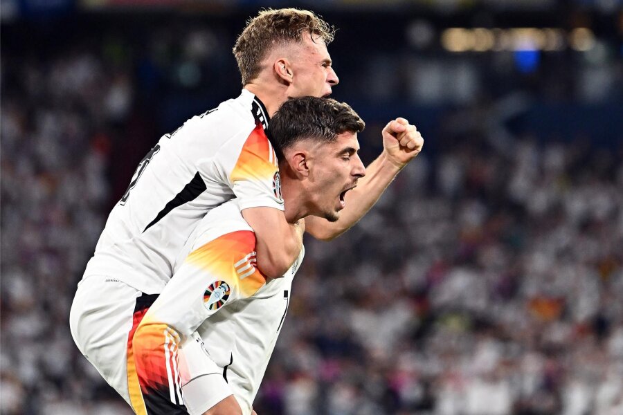 5:1 zum Auftakt: Deutschland startet furios in Fußball-EM - Josua Kimmich feiert auf dem Rücken von Kai Havertz den 5:1-Auftakterfolg der deutschen Nationalmannschaft bei der Heim-WM über Schottland.