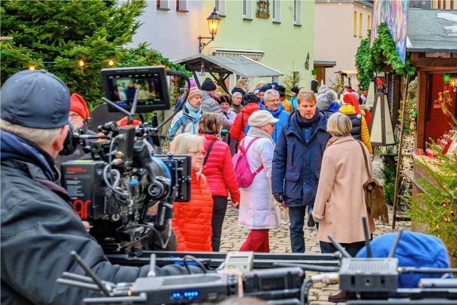 5,39 Millionen sahen zu: Der Erzgebirgskrimi und seine Komparsen - Für die Dreharbeiten zum Erzgebirgskrimi in Schwarzenberg wurde zu Jahresbeginn 2022 ein Weihnachtsmarkt als Filmset in der Schwarzenberger Vorstadt aufgebaut.