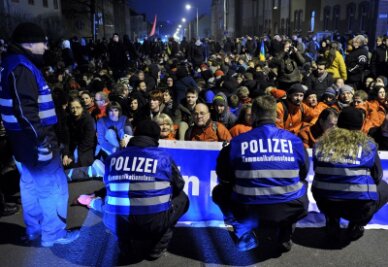 Sitzblockade auf der Lützowstraße: Hunderte stellten sich den Teilnehmern des "Trauermarschs" entgegen.