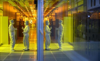 Mitarbeiterinnen des Chipkonzerns Infineon stehen im Reinraum der Chipfabrik.
