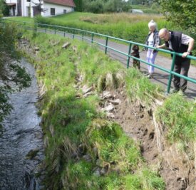 5 Millionen Euro für weiteren Hochwasserschutz am Münzbach - Das jüngste Unwetter hat auch die Böschung des Münzbachs teilweise weiter ausgespült. Claudia und Friedrich Schade sehen die Schäden bei ihren Spaziergängen mit ihrem Hund fast täglich. 