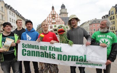 50 Aktivisten fordern Legalisierung des Cannabis-Konsums - 