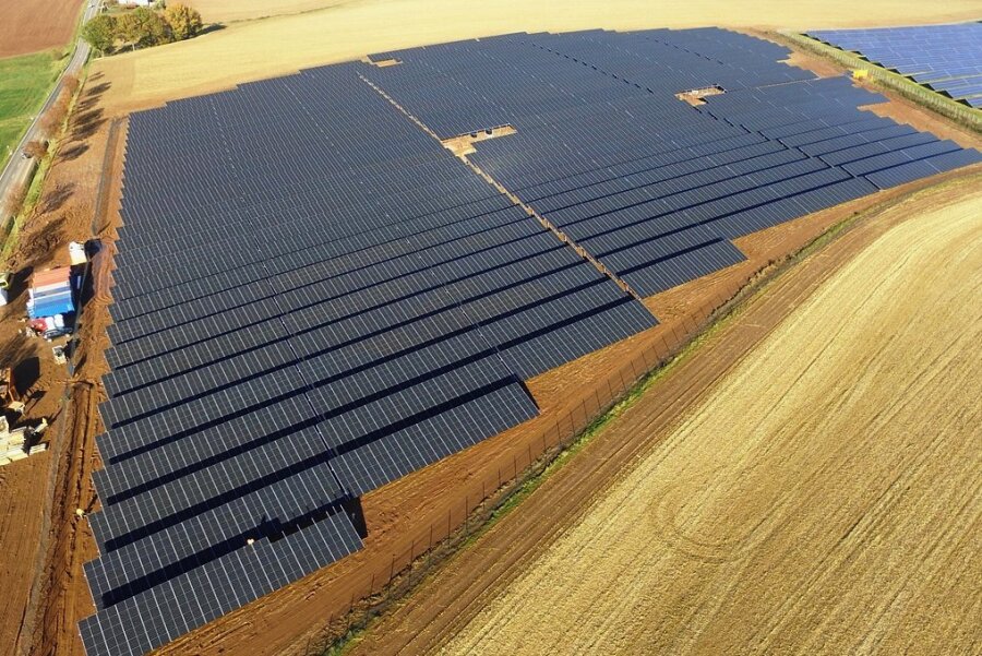 50-Hektar-Solarpark in Pöhl geplant - Ein 2020 in Betrieb genommener Solarpark im Frankenberger Ortsteil Dittersbach. Nach Betreiberangaben wird dort auf 7,5 Hektar Strom produziert, der für etwa 2200 Haushalte reicht. Auch in Pöhl tut sich etwas. Der Gemeinderat muss sich jetzt eine Meinung bilden. 
