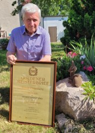 50 Jahre im Einsatz: Zwickauer bekommt goldenen Handwerksbrief - Reiner Ehrenberg erhielt vor 50 Jahren den Meisterbrief als Elektroinstallateur. Jetzt freut er sich über den goldenen Meisterbrief. 