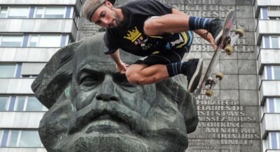 50 Jahre Karl-Marx-Kopf in Chemnitz: Welche Momente haben Sie mit dem Monument erlebt? - Das Karl-Marx-Monument ist Mittelpunkt, Bühne, Kulisse - wie hier im Foto für einen spanischen Skateboard-Artisten. Eine Sehenswürdigkeit, ein Alleinstellungsmerkmal, Fotoobjekt, beliebter Selfie-Hintergrund. Was bedeutet Ihnen der Bronze-Marx? Schreiben Sie es uns bitte! 