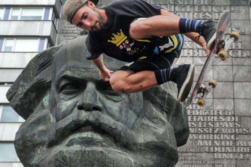 Das Karl-Marx-Monument ist Mittelpunkt, Bühne, Kulisse - wie hier im Foto für einen spanischen Skateboard-Artisten. Eine Sehenswürdigkeit, ein Alleinstellungsmerkmal, Fotoobjekt, beliebter Selfie-Hintergrund. Was bedeutet Ihnen der Bronze-Marx? Schreiben Sie es uns bitte! 