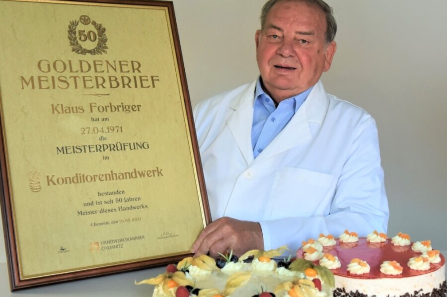 50 Jahre Konditormeister und immer noch in der Firma aktiv - Konditormeister Klaus Forbriger mit seinem Goldenen Meisterbrief und zwei leckeren Torten aus der Produktion von Forbriger Backwaren: Gin und Blutorange. 