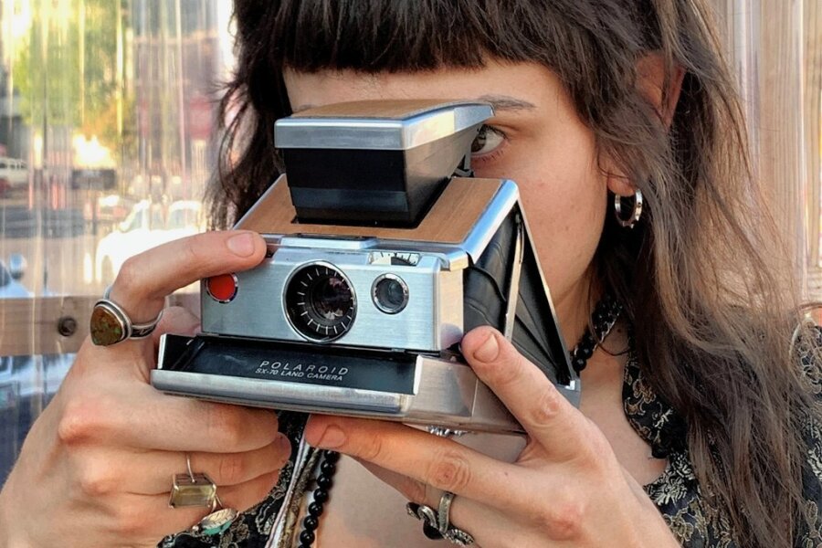 50 Jahre nach Markteinführung: Sofortbildkamera feiert Comeback - Faltbar und mit Spiegelreflex-Sucher ist die Polaroid SX-70 ein ikonisches Symbol der Konsumwelt der 70er-Jahre. Je nach Zustand wird die Sofortbildkamera heute immer noch zwischen 160 und mehr als 300 Euro gehandelt. 