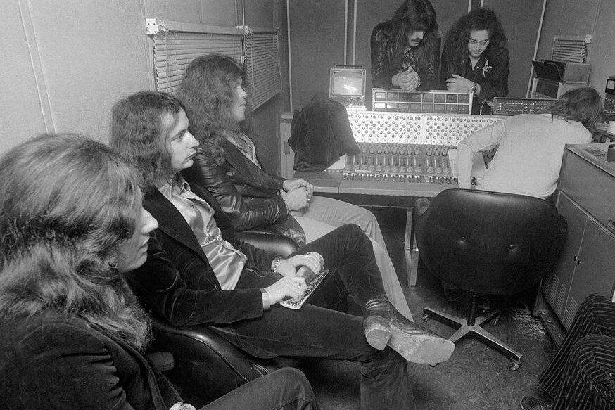 So sah in den 1970ern die feinste High-End-Tontechnik des Planeten aus: Die Deep-Purple-Musiker Roger Glover, Richie Blackmore, Ian Gillan, Jon Lord und Ian Paice (von links) mit Produzent Martin Birch bei den Aufnahmen zu "Machine Head" im mobilen Studio der Rolling Stones.