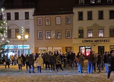 50 Leute bei "Spaziergang" in Glauchau - Der Markt in Glauchau am Montagabend. 