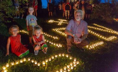 50 Motive aus mehr als 8000 Teelichtern beim Crottendorfer Sommerfest entzündet - 