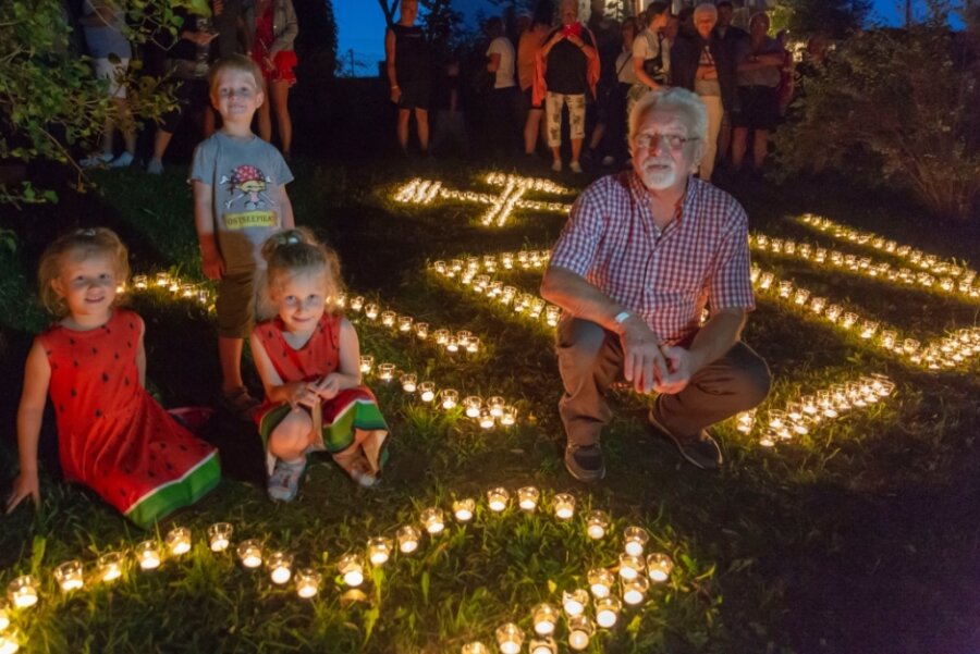 50 Motive aus mehr als 8000 Teelichtern beim Crottendorfer Sommerfest entzündet - 