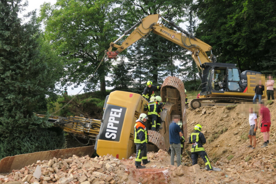 50-Tonnen-Bagger in Bockau umgekippt - 