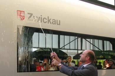 Am 31. Juli 2004 taufte der damalige Oberbürgermeister Dietmar Vettermann den ICE auf den Namen Zwickau. 20 Jahre später wurde der Zug jetzt von der Deutschen Bahn aufs Abstellgleis geschoben.