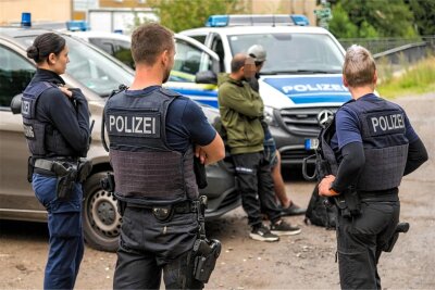 Alltägliche Bilder im Erzgebirge. Hier stellten Beamte der Bundespolizei Anfang September in Zöblitz eine Gruppe von rund 30 illegal in Deutschland eingereisten Personen.