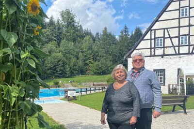 Ursula und Peter Nerger waren viele Jahre mit dem Freibad und dem Museum Silberwäsche in Antonsthal eng verbunden. Nun verlassen die Rentner das Erzgebirge und ziehen nach Bayern. Die von ihnen gepflegten Sonnenblumen, ein Blickfang im Gelände, wuchsen in diesem Jahr drei Meter hoch.