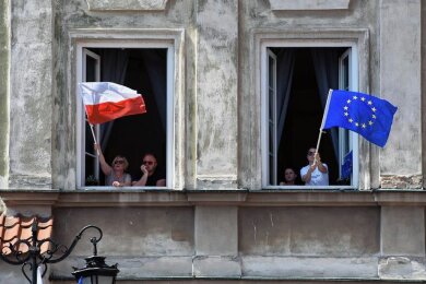 In Warschau wurden am Wochenende die Flaggen Polens und der EU aus vielen Fenstern geschwenkt, als gegen die Politik der nationalkonservativen Regierung protestiert wurde. 