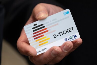 Das Ticket ermöglicht bundesweite Fahrten in Bussen und Bahnen des ÖPNV für 49 Euro pro Monat.