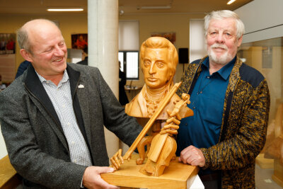 Jörg Bräuer (l.), Kurator in der Manufaktur der Träume, und Holzbildhauermeister Dietmar Lang, der die Ausstellung mit Leonty Usov initiiert hat.