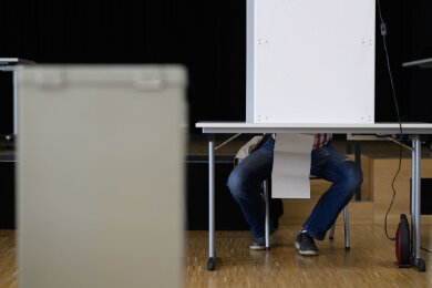 Ein Mann sitzt während der Europawahl in einer Wahlkabine, um seinen Wahlzettel auszufüllen. Die Europawahl begann am 6. Juni und in Deutschland wird am 9. Juni gewählt.