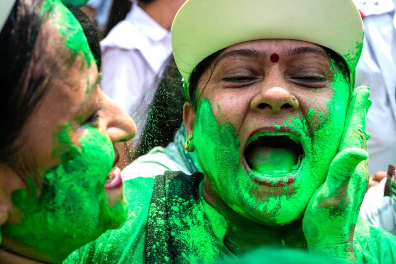 Anhänger der Trinamool Congress Party beschmieren ihre Gesichter mit grüner Farbe und feiern die Wahlergebnisse in Kolkata. Die Partei von Premierminister Modi liegt nach ersten Zahlen in Führung.