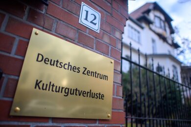 "Deutsches Zentrum Kulturgutverluste" ist auf einem Schild zu lesen.