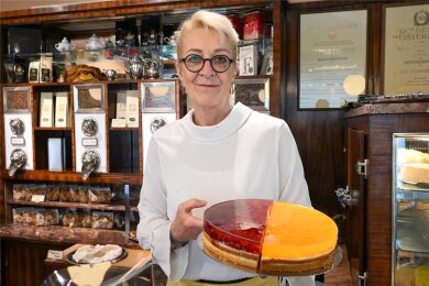 Als Verkäuferin steht Jeannette Meyer seit elf Jahren im Laden der Konditorei Eichler am Brühl in Burgstädt. Sie präsentiert zwei Fruchttorten, die auch im Kaffeehaus Michaelis in Chemnitz angeboten werden.