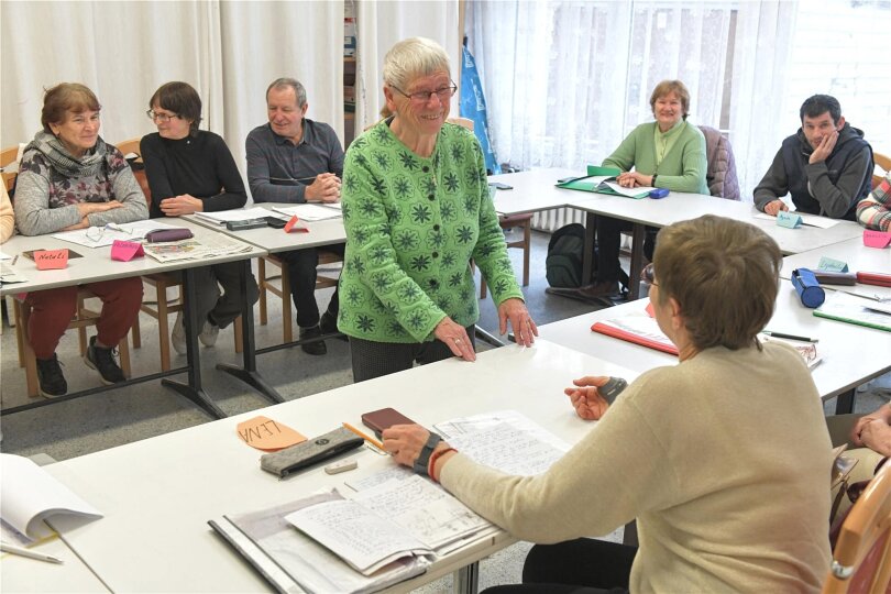 Im „Bunten Haus“ in Freiberg unterrichtet Dr. Ruth Kretzer-Braun einmal in der Woche meist ältere ukrainische Geflüchtete in der deutschen Sprache.