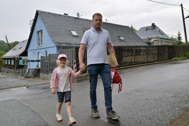 Wenn Michel Weigert mit seiner Tochter die Haaraer Straße in Höhe der Kindertagesstätte "Zwergenland" (im Hintergrund) überquert, ist das mit einer gewissen Gefahr verbunden. Der Vater macht hier immer mehr Raser aus.
