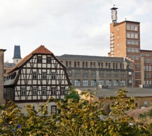 Das Uhlig-Haus (vorn) und der Rogo-Turm sind für die Oberlungwitzer Geschichte von Bedeutung und werden im Jubiläumsjahr 2023 eine wichtige Rolle spielen. 