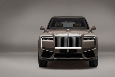 Das Update des Rolls-Royce Cullinan fährt unter anderem mit neu gestalteten Kabinen-Details vor.