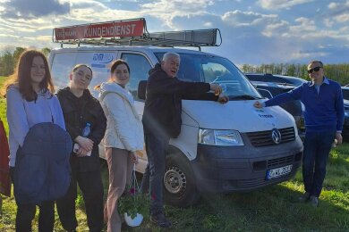 Der Zwickauer Verein „Partnerschaft zur Ukraine“ hat nun auch einen eigenen Transporter, um Hilfsgüter in das Land zu liefern. Für Karl-Ernst Müller (2. von rechts) darf eine Taufe nicht fehlen.