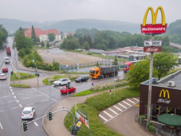 500.000-Euro-Bauprojekt: Aue investiert in Großparkplatz am Ortseingang - Auf der großen Freifläche (im Bild hinten) an der McDonalds-Kreuzung in Aue stehen Bauarbeiten an. 
