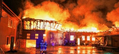 500.000 Euro nach Brand auf Vierseitenhof in Uhlsdorf - Nur wenige Meter neben den als Garagen genutzten Scheunen steht das Wohnhaus. Es konnte gerettet werden. 