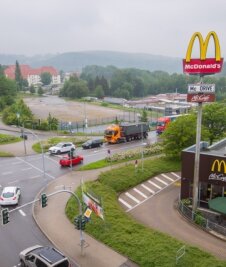 500.000-Euro-Projekt: Stadt investiert in Großparkplatz - Auf der Freifläche (im Bild hinten) an der McDonalds-Kreuzung in Aue stehen Arbeiten an. 