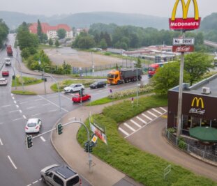 500.000-Euro-Projekt: Stadt investiert in Großparkplatz - Auf der Freifläche (im Bild hinten) an der McDonalds-Kreuzung in Aue stehen Arbeiten an. 