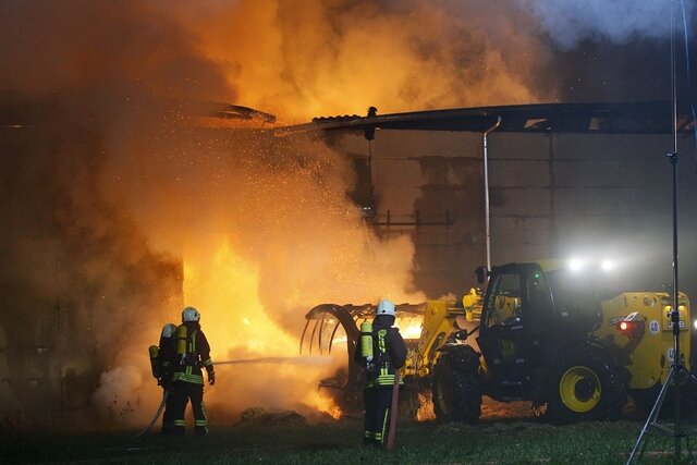 500.000 Euro Schaden durch Hallenbrand - Eine Lagerhalle in Seifersdorf ging in der Nacht zum Montag in Flammen auf.