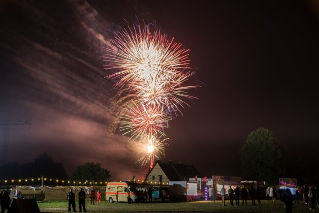 500-Jahr-Feier in Lengefeld übertrifft alle Erwartungen - Als Dankeschön für die vielen Besucher erstrahlte am Samstagabend ein Feuerwerk am Nachthimmel über dem Festgelände. 