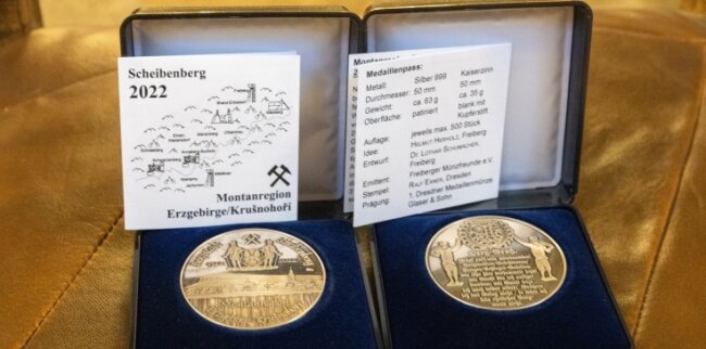 500 Jahre Scheibenberg: Eine Medaille zum Stadtjubiläum - So sehen die Medaillen aus. Interessenten können sich telefonisch unter 037349 6630 oder per Mail an info@scheibenberg.de bei der Stadtverwaltung melden. Es gibt sie in Silber und Zinn. Die Auflage ist jeweils auf maximal 500 Stück begrenzt. 