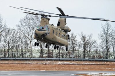 500 Meter über Grund: Militärhubschrauber dröhnen übers Erzgebirge - Ein militärischer Hubschrauber H-47 Chinook von Boeing.