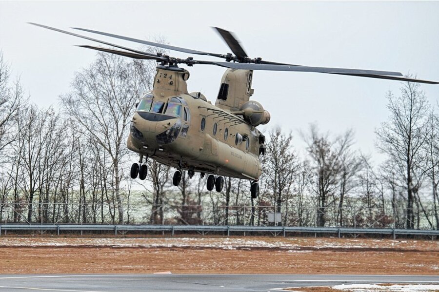 500 Meter über Grund: Militärhubschrauber dröhnen übers Erzgebirge - Ein militärischer Hubschrauber H-47 Chinook von Boeing.