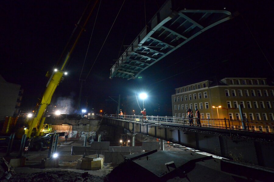 500-Tonnen-Kran nimmt Brückenteile an den Haken - 
