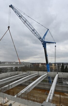 Ein eigens herangefahrener 500 Tonnen schwerer Kran hat am Donnerstag an der künftigen Marianne-Brandt-Oberschule sogenannte Dachbinder auf die Außenmauern gehoben